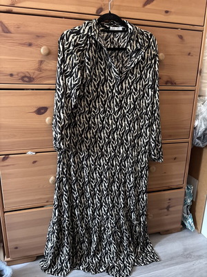 Primark dress size M like new, black and white