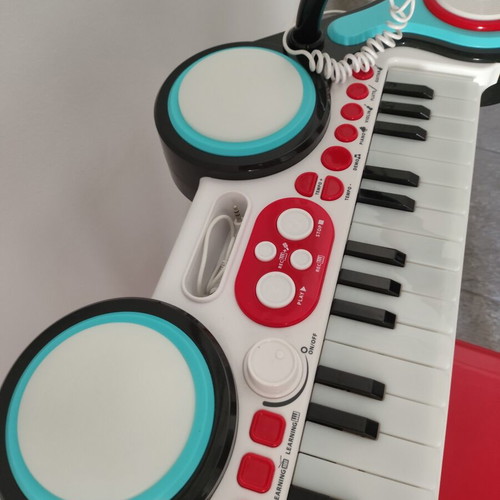 ELC children's piano keyboard like new with microphone and stool
