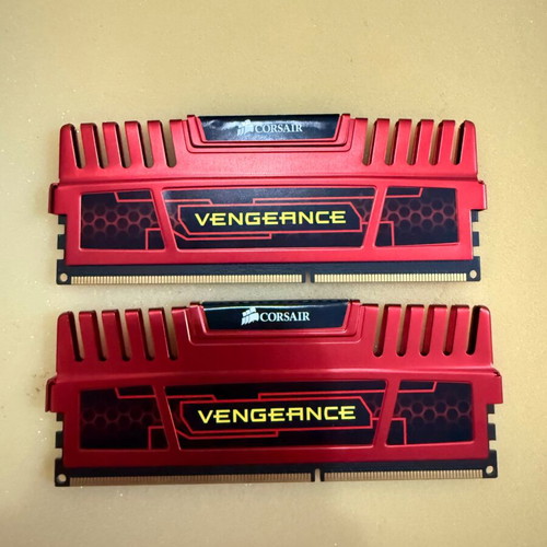 Corsair Vengeance DDR3 8GB (2x4GB) 1600MHz CL9 Red Kit like new