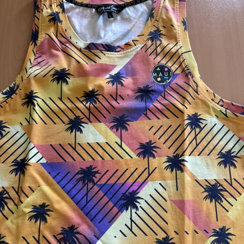 Maui & Sons sleeveless beach shirt like new, size Large, multicolor