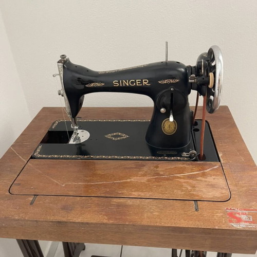 Singer sewing machine new condition, collectible