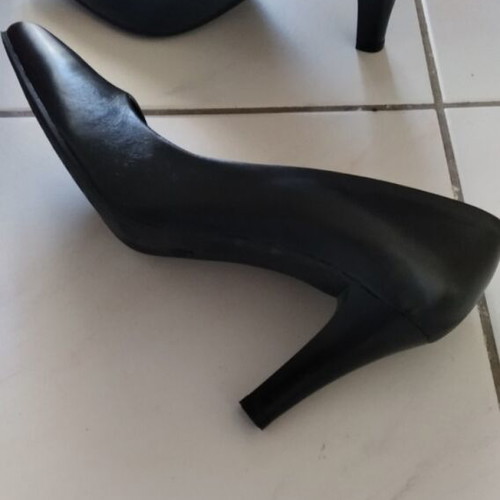 Leather black pumps like new, size 38