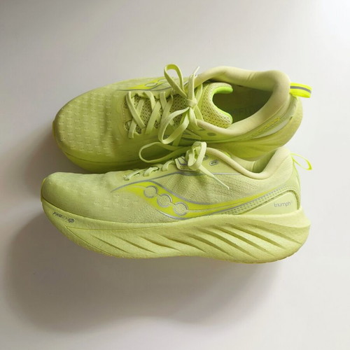Saucony Triumph 22 running shoes used, size 40.5, yellow