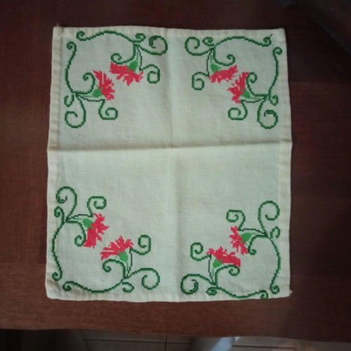 Small vintage handmade embroidered table linen like new, 1970