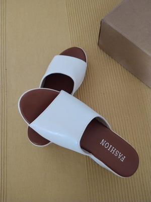 Slip-on platform sandals like new, size 39, white with brown insole