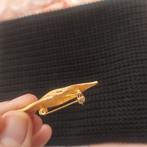 Vintage leaf-shaped brooch like new, gold tone