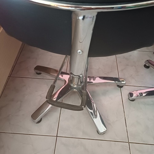 Tiger hydraulic hair salon chairs set of 4 like new
