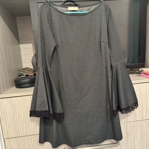 Women's dress with large sleeves like new, black and gray