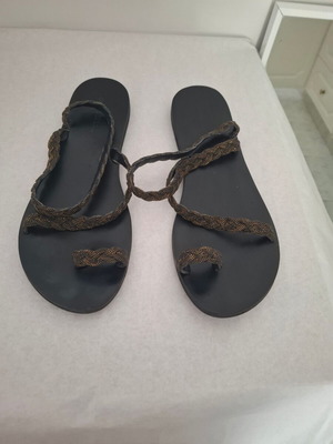 Sofia Manta Black Rocks leather flat sandals size 41 like new