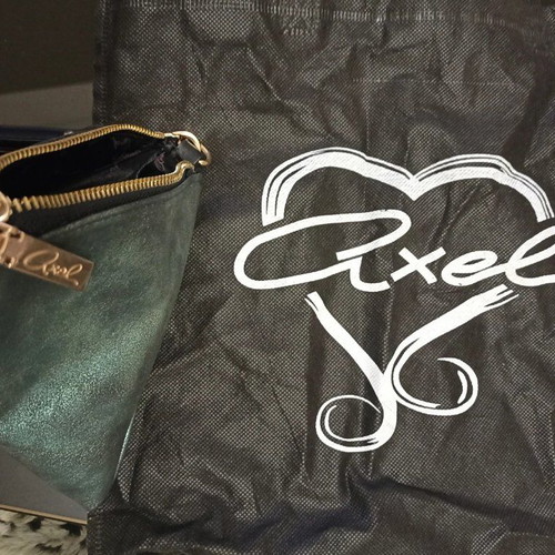 Axel triangle bag like new, dark green with gold details