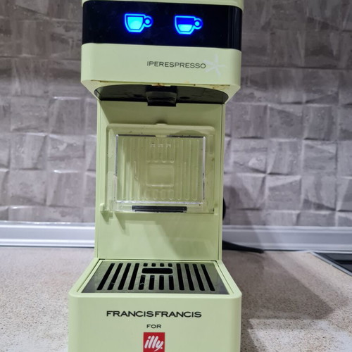 Illy Espresso Machine with 19bar Pressure Capsules new