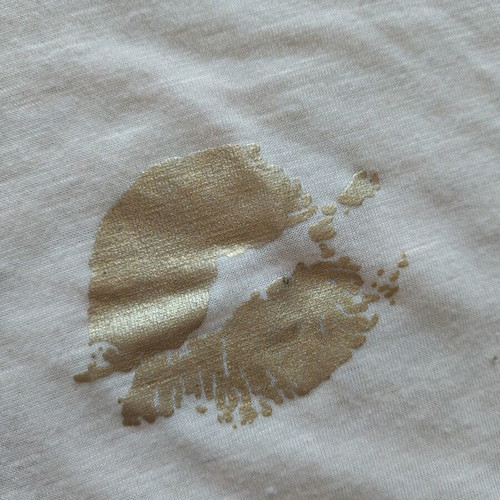 White sleeveless T-shirt with gold kisses design