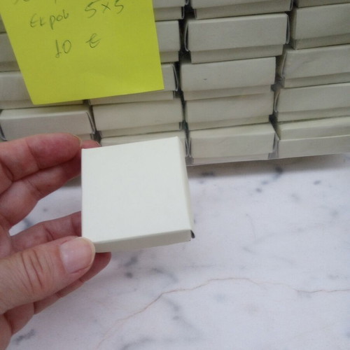 Small off-white packaging boxes pack of 50, 5x5 cm, new