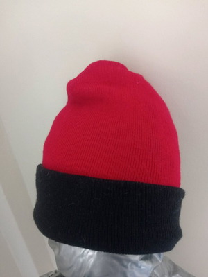 Червена шапка употребявана с черен кант