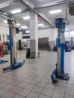 Used 2.5 ton lifting machine ready for loading