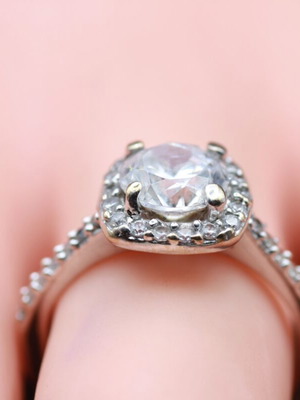 White gold solitaire ring with zircon 14 carat used