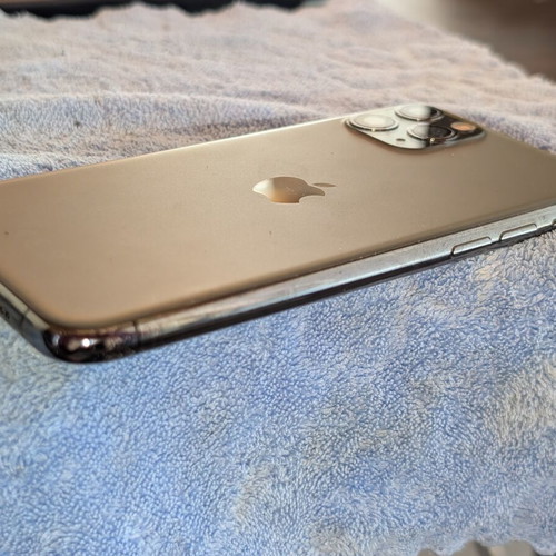 Housing iPhone 11 Pro Max like new with charging cable and wireless coil
