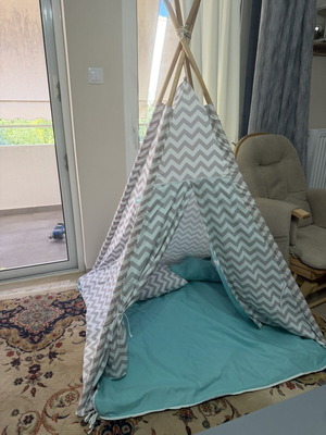 Children's Teepee Play Tent Grey Wave Mint like new with floor and 3 pillows