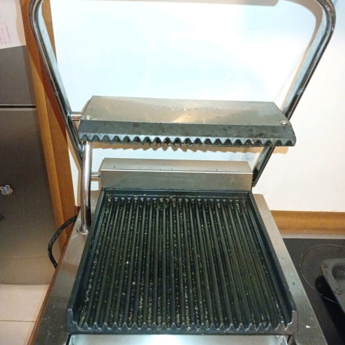 Professional Panini Grill like new with thermostat, 4 square toasts capacity