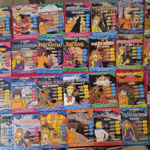 Scooby-Doo World of Mystery collectible card set like new, 332 pieces