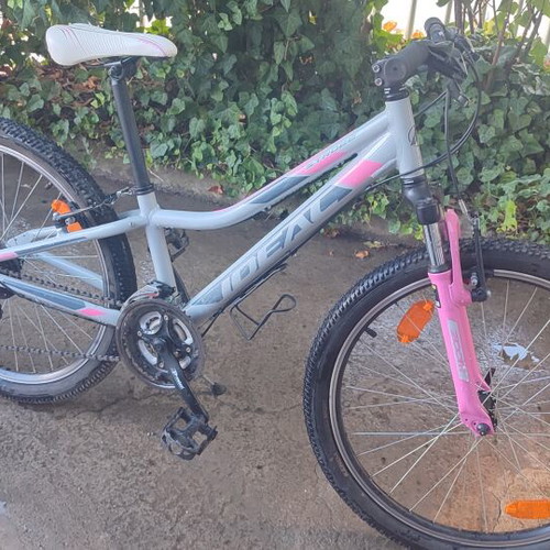 Ideal mountain bike like new, medium size, silver, women's