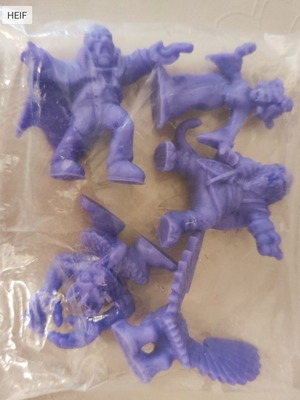 Σφραγισμένο σακουλάκι με 5 μωβ φιγούρες monsters in my pocket.