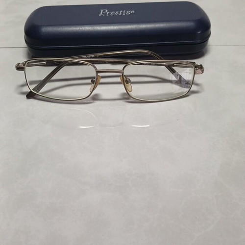Myopia glasses used with case and cleaning cloth