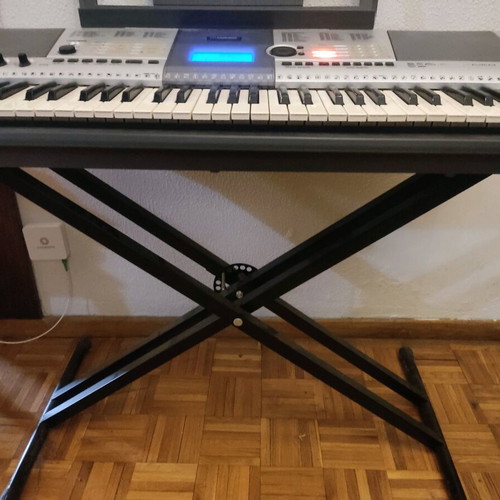 Yamaha PSR-E403 portable keyboard like new with stand and music rest