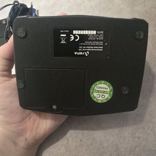Banknote authenticity detector used with LCD display