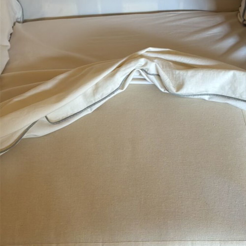 Two-seater sofa like new with ivory cover and grey-blue stitching