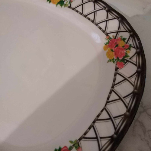 Plastic decor set like new, ideal for serving