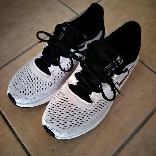 Reebok athletic shoes like new, size 42, black and white