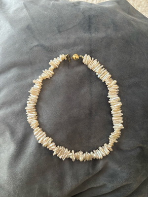 Necklace with baroque pearls and gold clasp like new