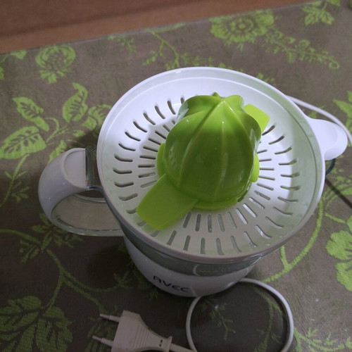 Avec electric juicer like new, 25 Watt, 700 mL