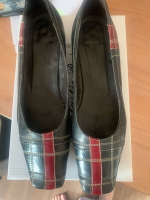 Hispanitas leather pumps like new, black and red, size 39