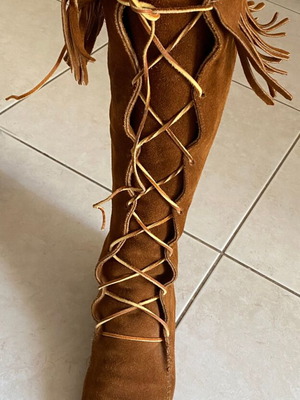 Minnetonka 1922 Knee High Suede Fringe Moccasin Boots like new