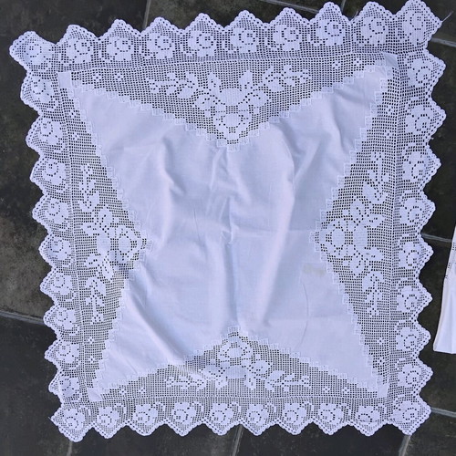 Authentic handmade crochet tablecloth set with 2 napkins like new
