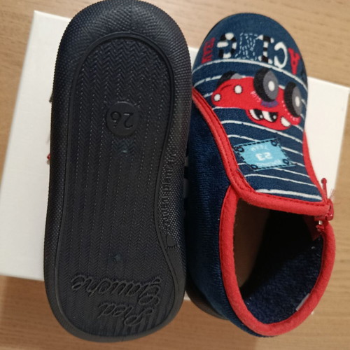 Comfy kids slippers size 26 like new