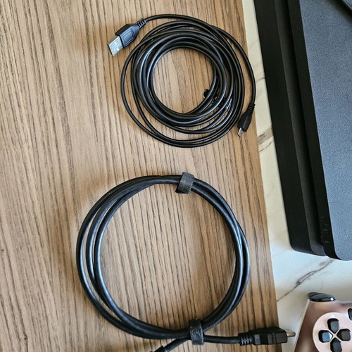 Sony Playstation 4 Slim 500GB like new with 4 controllers and Overcooked gift