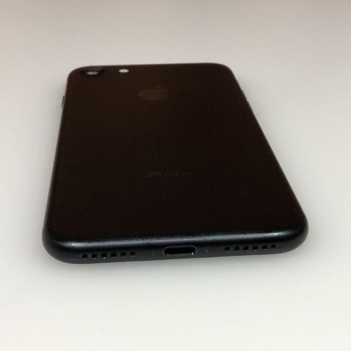 iPhone 7 128GB black like new with new battery