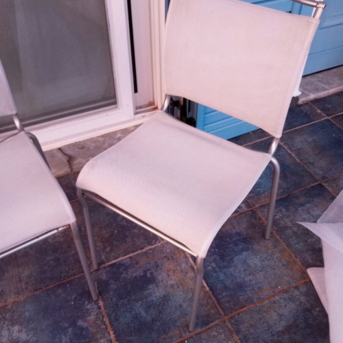 Amovoli glass built-in table like new with 2 aluminum chairs