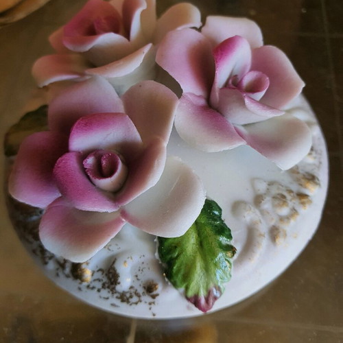 Porcelain box like new with decorative flowers