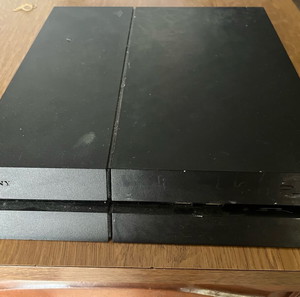 Sony PS4 Digital (Μέτρια Κατάσταση) Με 2 Controllers + Ένας Φορτιστής Για Το Κινητό Σας Δώρο