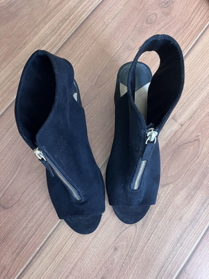 Stradivarius suede peep-toe ankle boots used, black, with front zipper