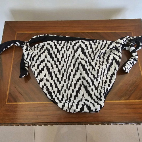 Moontide bikini used, top dd34, small double-face slip, black and white