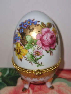 Limoge Porcelain decorative egg like new