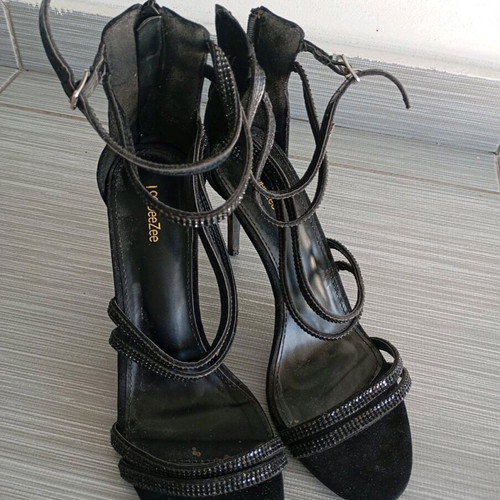 Deezee black sandals with straps size 40 like new