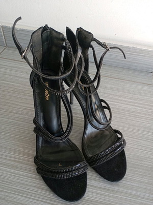 Deezee black sandals with straps size 40 like new