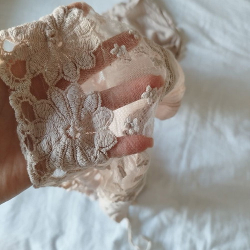 Beige cotton scarf with lace