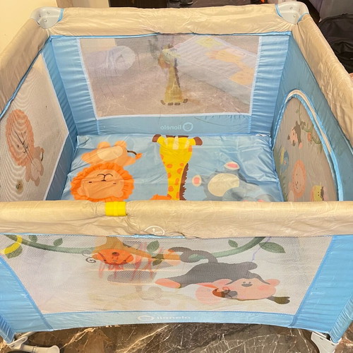 Lionelli Playpen like new with extra Hauck mattress